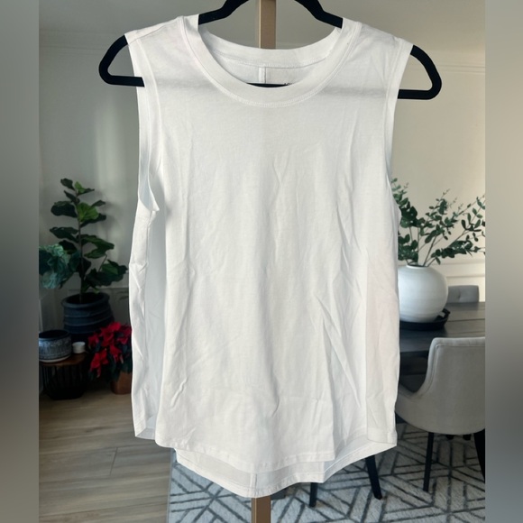 SOLD. AQUA Athletic Scallop Hem Tank Top | White | Size Small | NWT - Picture 1 of 4